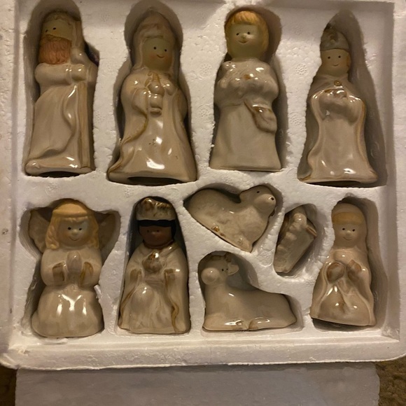 Potter’s Garden Ceramic Birth Of Christ Nativity 10 Pc Figurine Set Wooden Base - Picture 4 of 9